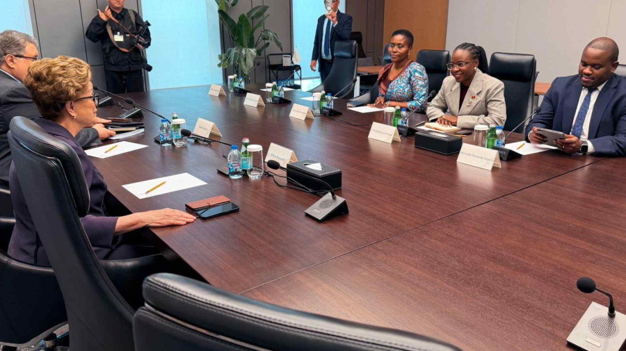 Ministra das Finan&ccedil;as (&agrave; dir.) na China