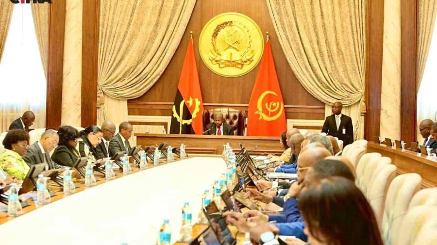 Presidente Jo&atilde;o Louren&ccedil;o orienta reuni&atilde;o do Conselho de Ministros