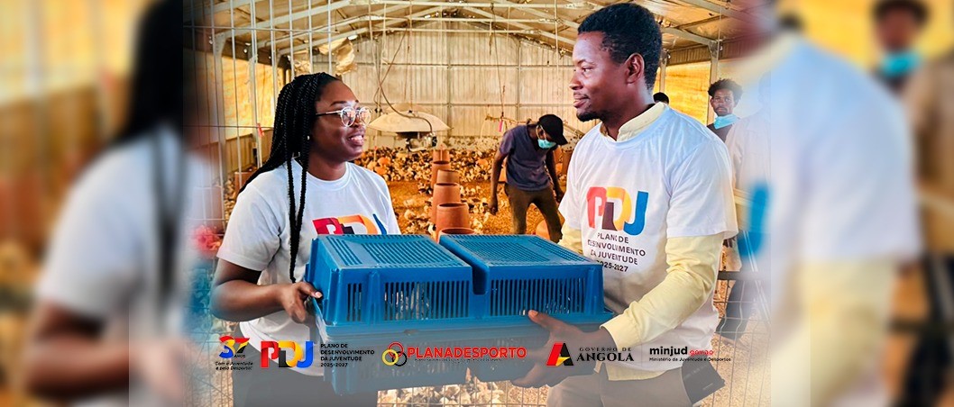 Secret&aacute;ria de Estado para a Juventude, Danila Bragan&ccedil;a, entrega pintos aos jovens, no &acirc;mbito de um projecto de fomento av&iacute;cola