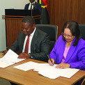 Ministros do Turismo de Angola, M&aacute;rcio Daniel, e da &Aacute;frica do Sul, Patricia de Lille, assinaram protocolo 