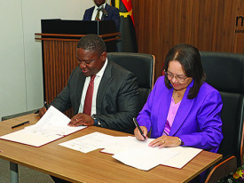 Ministros do Turismo de Angola, M&aacute;rcio Daniel, e da &Aacute;frica do Sul, Patricia de Lille, assinaram protocolo  - Edi&ccedil;&otilde;es Novembro
