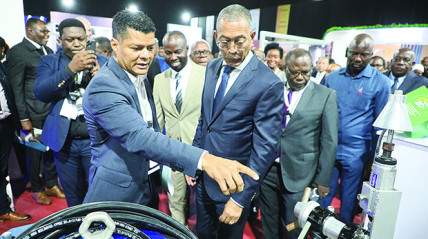 Ministro dos Recursos Minerais, Petr&oacute;leo e G&aacute;s, Diamantino Azevedo (centro), aborda participa&ccedil;&atilde;o das empresas nacionais na ind&uacute;stria petrol&iacute;fera