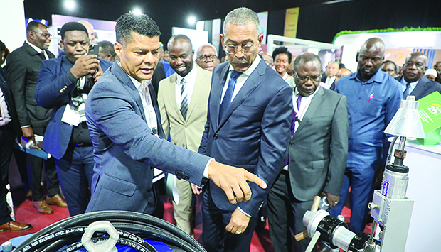 Ministro dos Recursos Minerais, Petr&oacute;leo e G&aacute;s, Diamantino Azevedo (centro), aborda participa&ccedil;&atilde;o das empresas nacionais na ind&uacute;stria petrol&iacute;fera