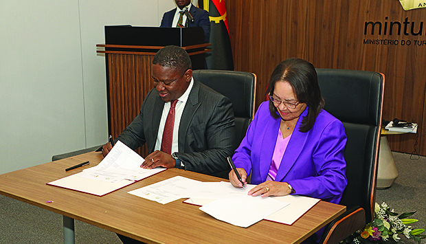 Ministros do Turismo de Angola, M&aacute;rcio Daniel, e da &Aacute;frica do Sul, Patricia de Lille, assinaram protocolo 