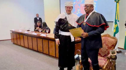 Ministro Filipe Zau (&agrave; dir.)