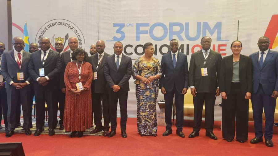 Delega&ccedil;&atilde;o angolana, chefiada pelo ministro de Estado Jos&eacute; de Lima Massano, (do centro para esq.) participa no terceiro F&oacute;rum Econ&oacute;mico Angola-RDC