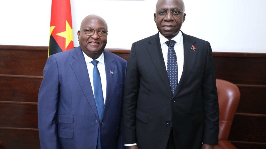 Ministro das Rela&ccedil;&otilde;es Exteriores, T&eacute;te Ant&oacute;nio, concedeu uma audi&ecirc;ncia ao embaixador da Nam&iacute;bia em Angola, Leonard Hpumbu