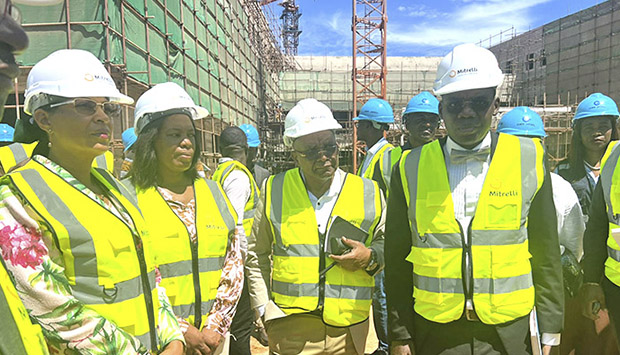 Deputados em visita ao campus da Universidade Agostinho Neto 
