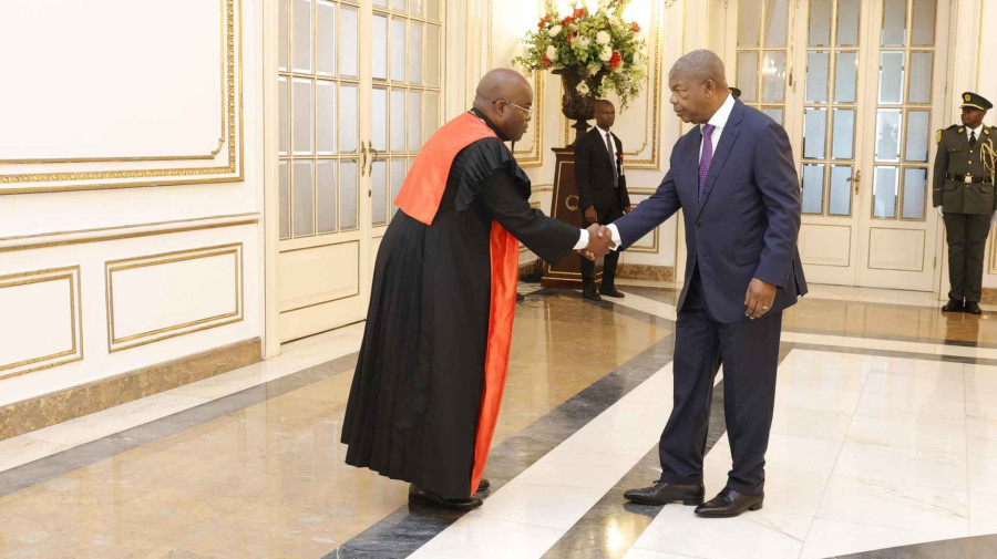 Presidente da Rep&uacute;blica, Jo&atilde;o Louren&ccedil;o, confere posse ao juiz conselheiro do Tribunal de Contas, Aquiles Francisco