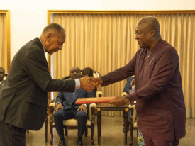 Embaixador de Angola Rui Xavier (esq.) apresenta as Cartas Credenciais ao Presidente do Gana, John Dramani Mahama - Cedida