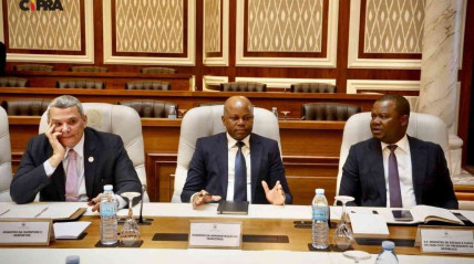 Ministro da Juventude e Desportos, Rui Falc&atilde;o (esq.), participa na reuni&atilde;o orientada pelo Presidente Jo&atilde;o Louren&ccedil;o