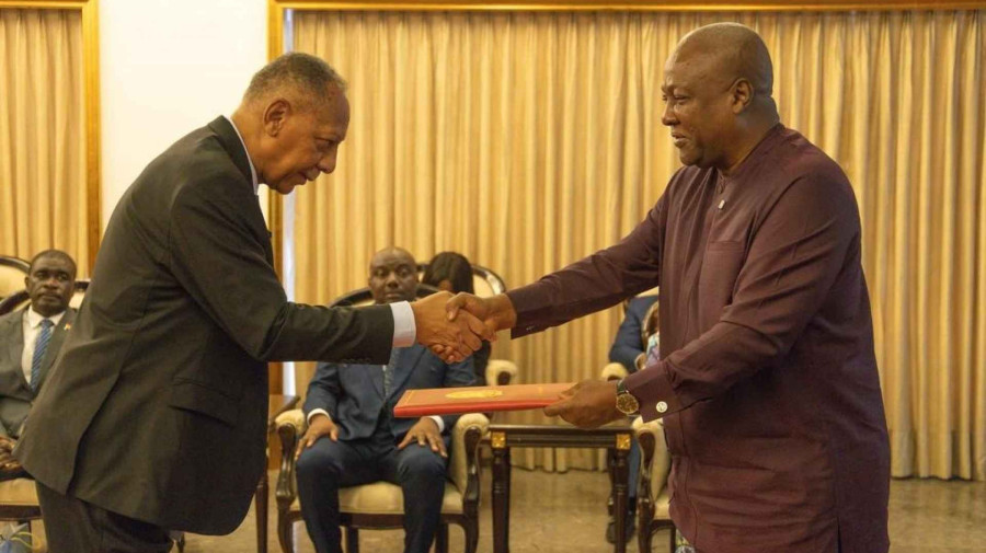 Embaixador de Angola Rui Xavier (esq.) apresenta as Cartas Credenciais ao Presidente do Gana, John Dramani Mahama