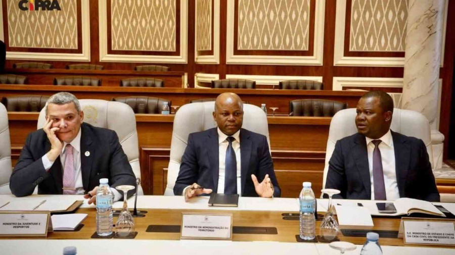 Ministro da Juventude e Desportos, Rui Falc&atilde;o (esq.), participa na reuni&atilde;o orientada pelo Presidente Jo&atilde;o Louren&ccedil;o