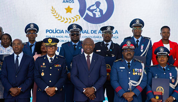 Ministro do Interior, Manuel Homem, condecorou 160 altas patentes da Pol&iacute;cia Nacional, com as medalhas Ordem P&uacute;blica e Servi&ccedil;os Distintos de segunda classe