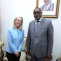 Secret&aacute;rio de Estado para a Coopera&ccedil;&atilde;o Internacional e Comunidades Angolanas, Domingos Vieira Lopes, analisa coopera&ccedil;&atilde;o com embaixadora do Brasil acreditada em Angola, Eug&ecirc;nia Barthelmess
