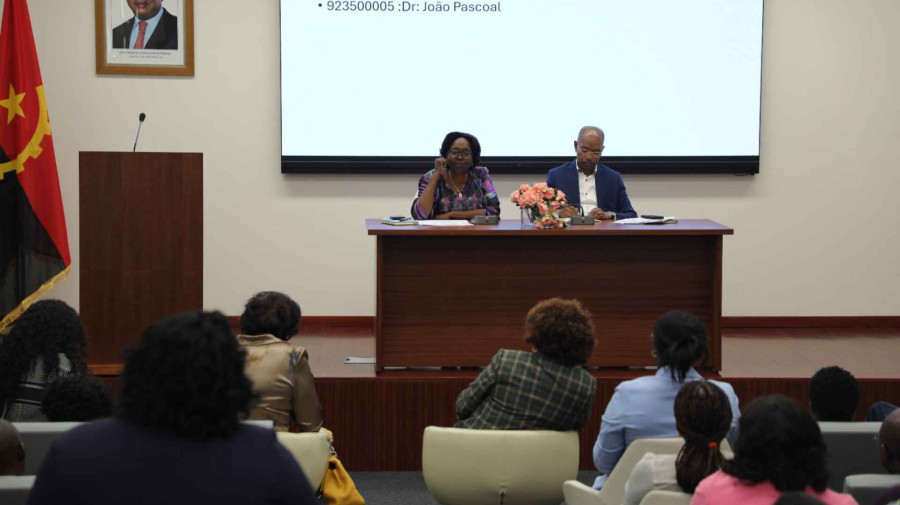 Encontro de S&iacute;lvia Lutucuta com quadros da sa&uacute;de