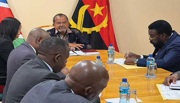 Encontro do secret&aacute;rio de Estado do MIREX com funcion&aacute;rios da embaixada na Nam&iacute;bia 