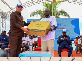 Entrega de material aos jovens  - Cedida