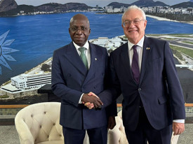 Ministros das Rela&ccedil;&otilde;es Exteriores de Angola e do Uruguai  - DR