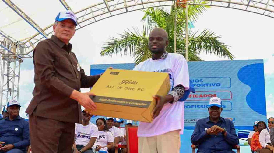 Entrega de material aos jovens 