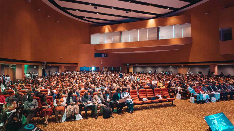 Especialistas em sa&uacute;de reunidos em congresso 