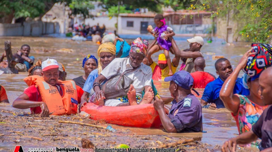 Opera&ccedil;&atilde;o de resgate de cidad&atilde;os afectados pelas cheias no munic&iacute;pio de Benguela