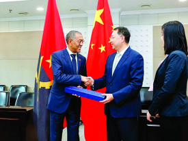 Ministro Diamantino Azevedo (&agrave; esq.) na China  - DR