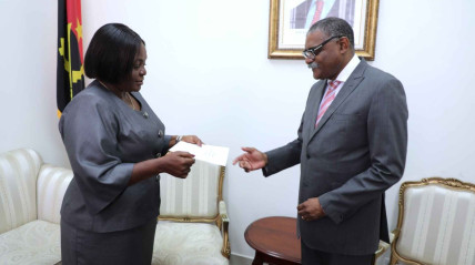 Secret&aacute;rio de Estado para Coopera&ccedil;&atilde;o Internacional e Comunidades Angolanas recebeu as Cartas Figuradas de Alda Quaresma Ramos, embaixadora designada de S&atilde;o Tom&eacute; e Pr&iacute;ncipe em Angola