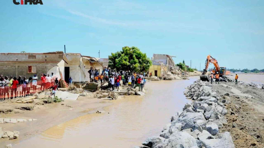Obras emergenciais no dique do rio Cavaco, em Benguela, depois do seu transbordo