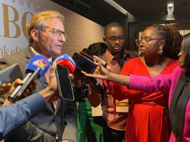 Presidente do Conselho de Administra&ccedil;&atilde;o do African Bank of Om&atilde;, Tariq Ateeq, presta declara&ccedil;&otilde;es &agrave; imprensa - DR