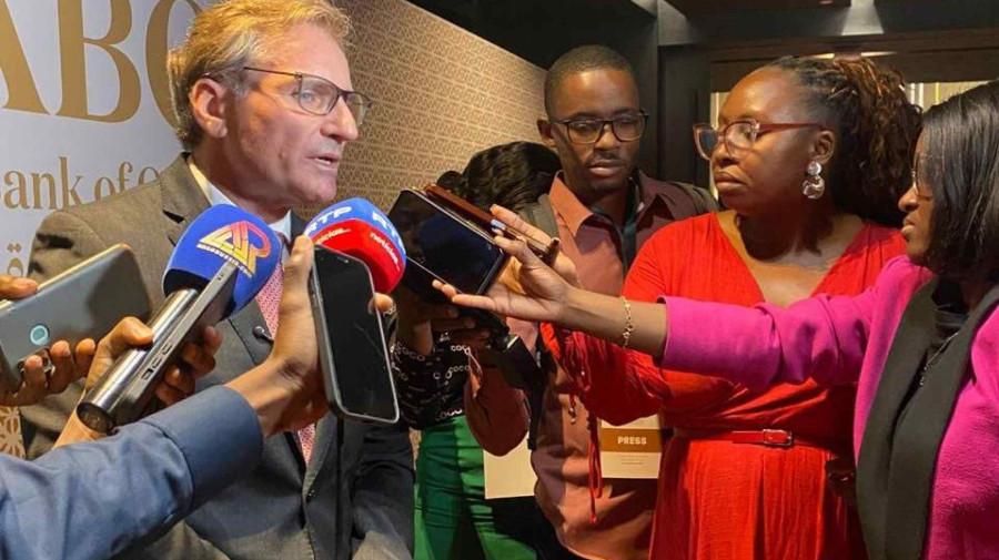 Presidente do Conselho de Administra&ccedil;&atilde;o do African Bank of Om&atilde;, Tariq Ateeq, presta declara&ccedil;&otilde;es &agrave; imprensa