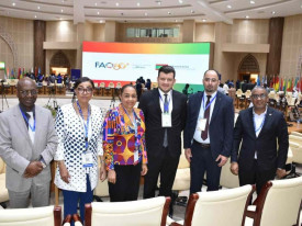 Delega&ccedil;&atilde;o angolana participante na Confer&ecirc;ncia da FAO para &Aacute;frica, chefiada por Esmeralda Mendon&ccedil;a (3&ordf; esq.) - MIREX