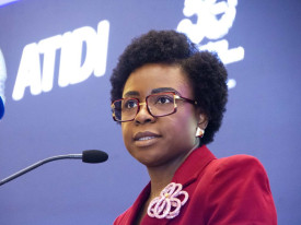 Ministra das Finan&ccedil;as alerta ao respeito pelo dinheiro dos contribuintes - DR