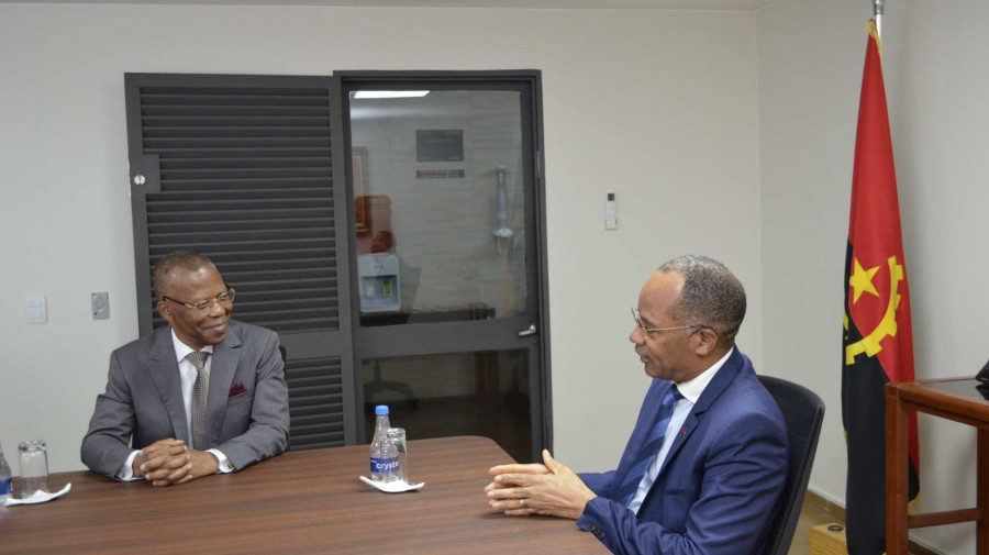 Embaixador de Angola no Brasil, Manuel Bravo, recebeu, em Bras&iacute;lia, o Inspector-Geral da Administra&ccedil;&atilde;o do Estado (IGAE), Jo&atilde;o Pinto
