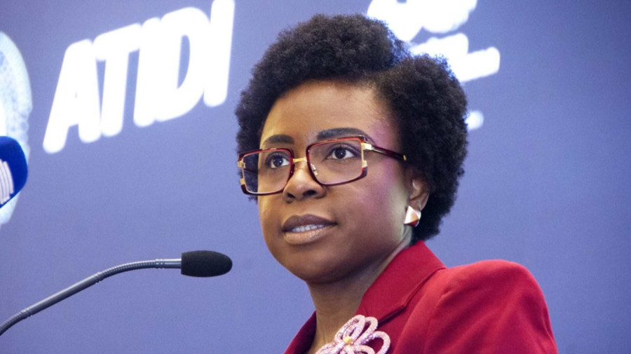 Ministra das Finan&ccedil;as alerta ao respeito pelo dinheiro dos contribuintes