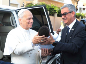 Papa Le&atilde;o XIV aben&ccedil;oa uma crian&ccedil;a na sua visita a Angola que merece grande destaque na imprensa internacional - Edi&ccedil;&otilde;es Novembro