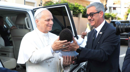 Papa Le&atilde;o XIV aben&ccedil;oa uma crian&ccedil;a na sua visita a Angola que merece grande destaque na imprensa internacional