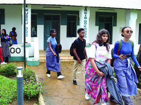 Turistas em visita a prov&iacute;ncia do Zaire  - Edi&ccedil;&otilde;es Novembro 