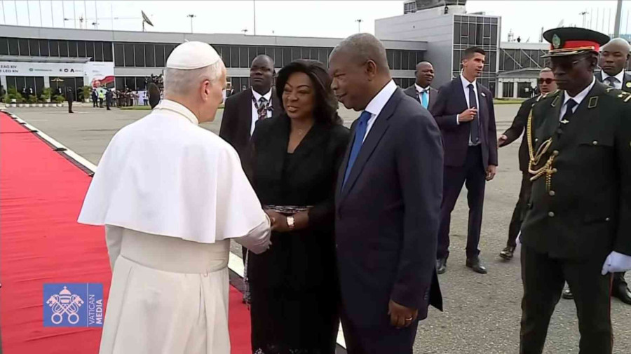 Presidente da Rep&uacute;blica e Primeira Dama despedem-se do Santo Padra, Le&atilde;o XIV, no Aeroporto Internacional 04 de Fevereiro