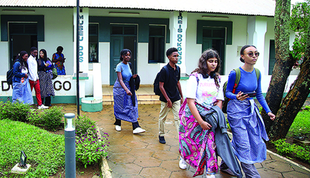 Turistas em visita a prov&iacute;ncia do Zaire 