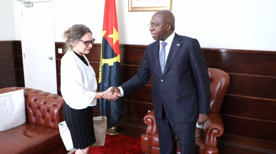 Embaixadora da Fran&ccedil;a acreditada em Angola, Sophie Aubert, recebida pelo ministro das Rela&ccedil;&otilde;es Exteriores, T&eacute;te Ant&oacute;nio