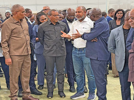 Ministro de Estado para Coordena&ccedil;&atilde;o Econ&oacute;mica, Jos&eacute; de Lima Massano (centro), visita &aacute;reas afectadas pelas cheias na cidade de Benguela - Edi&ccedil;&otilde;es Novembro