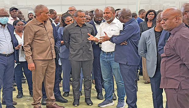 Ministro de Estado para Coordena&ccedil;&atilde;o Econ&oacute;mica, Jos&eacute; de Lima Massano (centro), visita &aacute;reas afectadas pelas cheias na cidade de Benguela