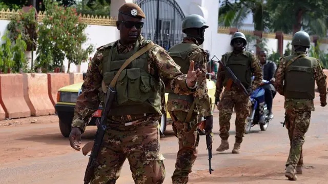 Tiroteios e explos&otilde;es perturbam v&aacute;rios distritos no Mali