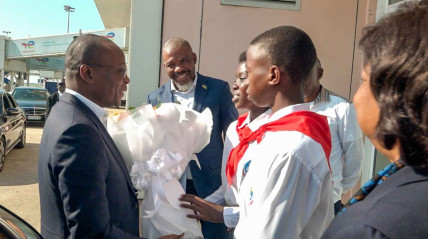 Presidente da Assembleia Nacional, Ad&atilde;o de Almeida, &agrave; sua chegada a Maputo (Mo&ccedil;ambique)