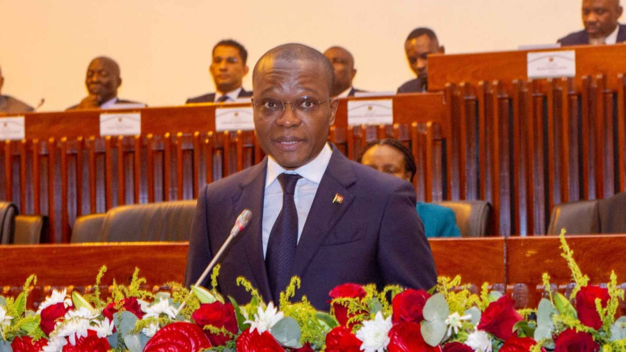 Presidente da Assembleia Nacional, Ad&atilde;o de Almeida, discursa em sess&atilde;o solene na Assembleia da Rep&uacute;blica de Mo&ccedil;ambique