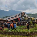 Sobe para 14 n&uacute;mero de mortos em colis&atilde;o de comboios na Indon&eacute;sia
