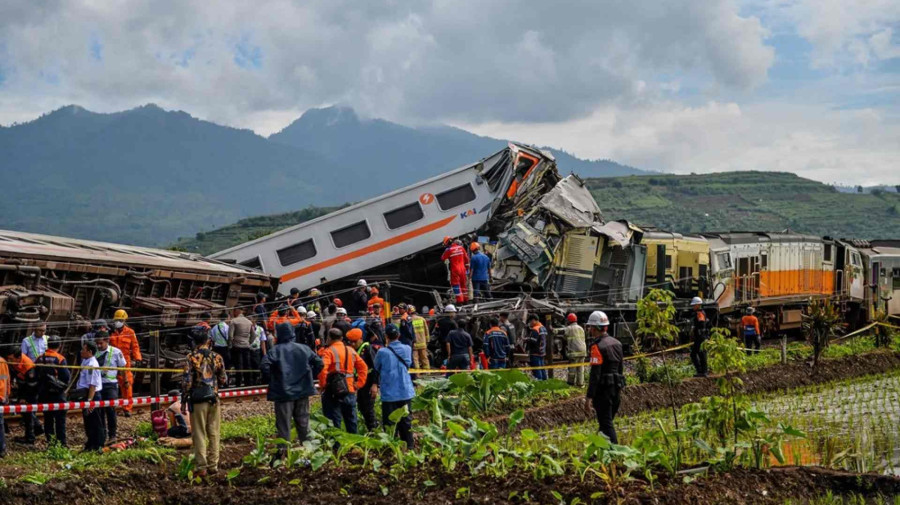 Sobe para 14 n&uacute;mero de mortos em colis&atilde;o de comboios na Indon&eacute;sia