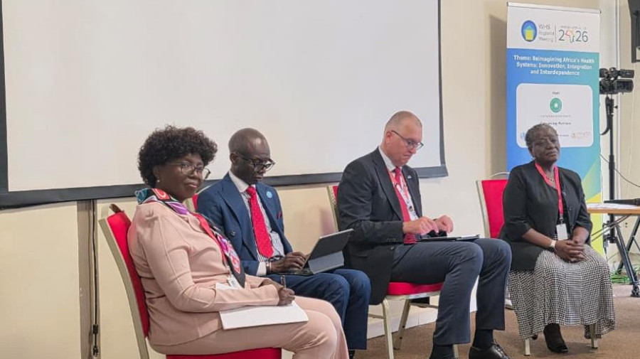 Ministra S&iacute;lvia Lutucuta (&agrave; esq.) em Nairobi, Qu&eacute;nia 