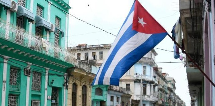 Trump refor&ccedil;a san&ccedil;&otilde;es contra Cuba por alegada "amea&ccedil;a extraordin&aacute;ria"